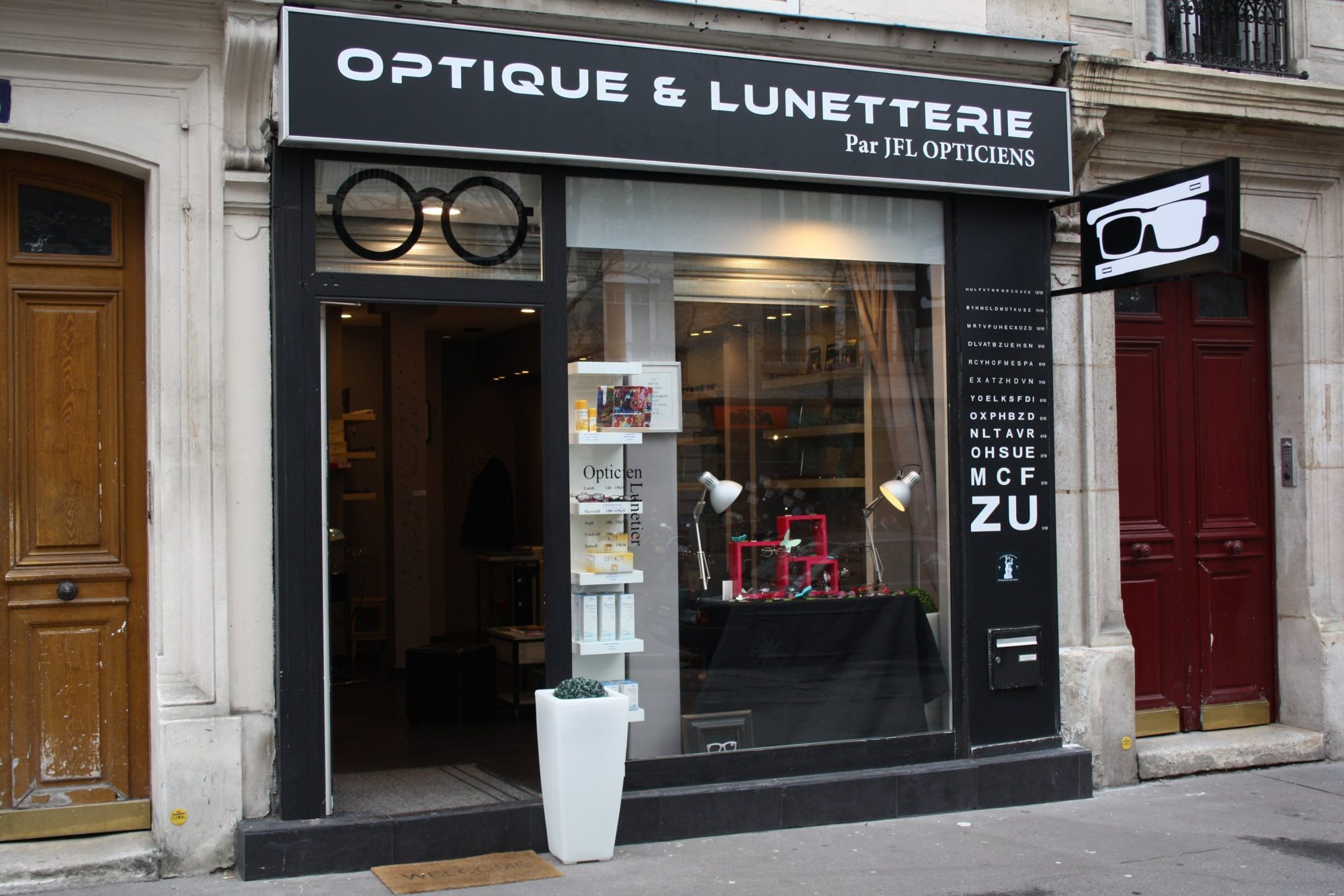 Devanture noire de JFL Opticiens avec son enseigne Optique & Lunetterie, avenue Parmentier