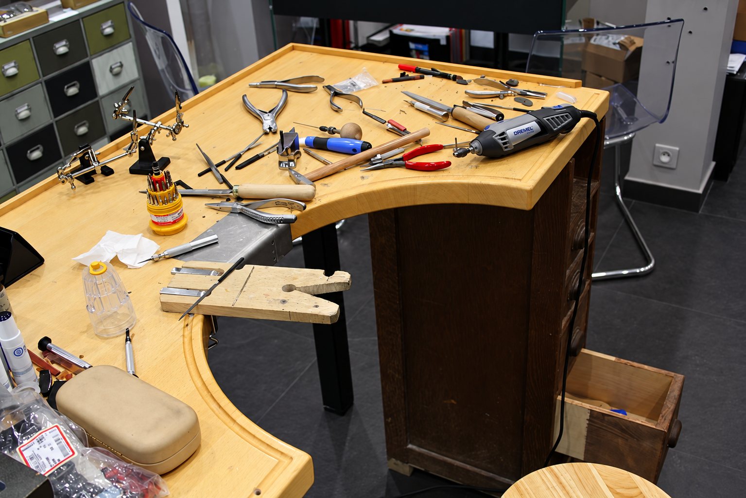 Établi de bijoutier en bois avec outils et mini-perceuse