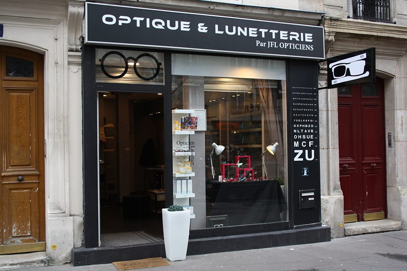 Façade noire de la boutique JFL Opticiens, avenue Parmentier