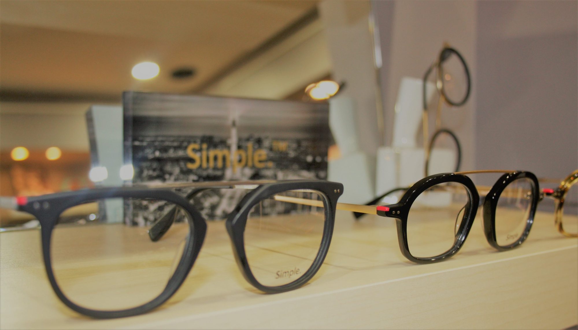 Lunettes noires à monture fine exposées dans la boutique