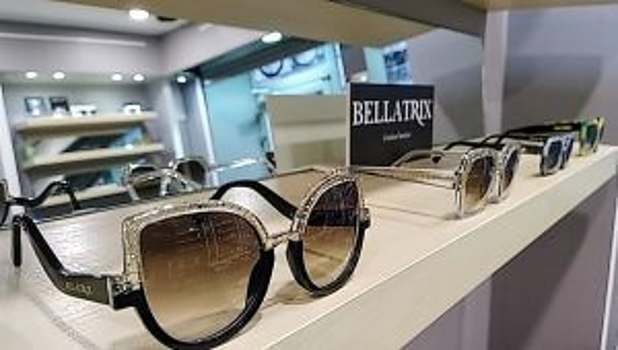 Lunettes de soleil design exposées sur une étagère de boutique d’optique