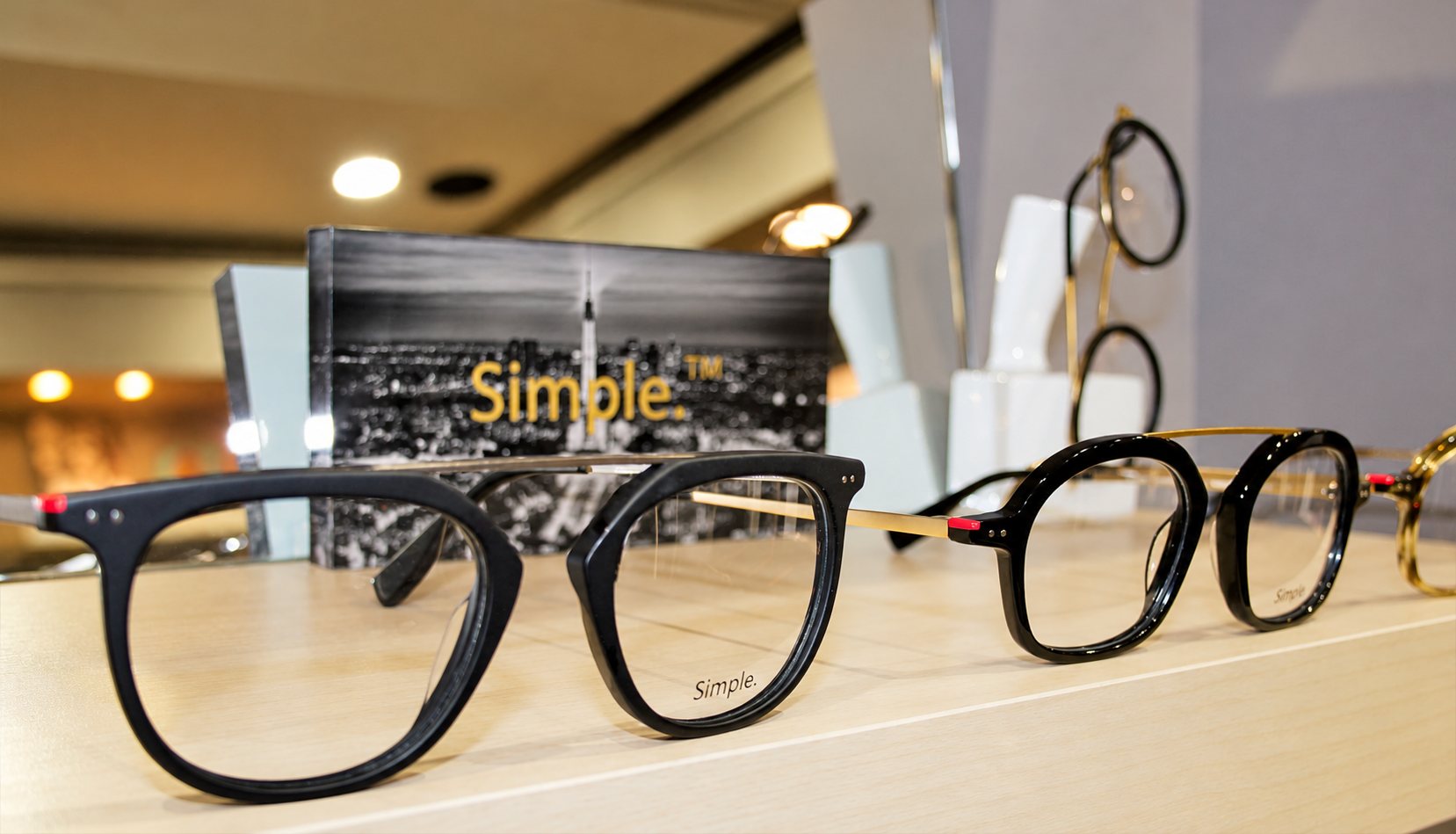 Montures de lunettes noires exposées dans la boutique